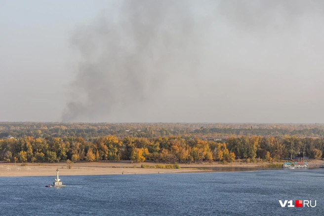 Огонь разбушевался еще утром 9 октября | Источник: Константин Завриков / V1.RU