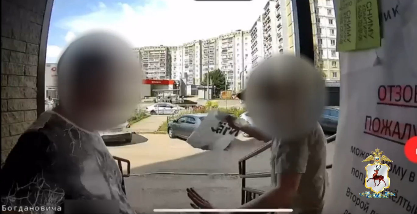 Нижегородец пнул инвалида на улице, думая, что за это ничего не будет. Его сняла камера домофона и нашла полиция