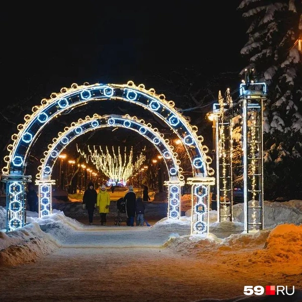 И такая подсвеченная аллея за ней | Источник: Тимофей Калмаков / 59.RU