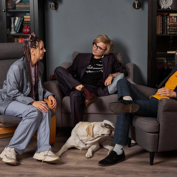 Ребята выдают шутки на грани фола: «Леша робкий друг — уже лет пять как знакомы, а он все не решается Оле показаться на глаза. А вот Оля друг очень верный — каждый раз перед важным грантом держит за Лешу кулачки». | Источник: Смотрители без_конечности / vk.com