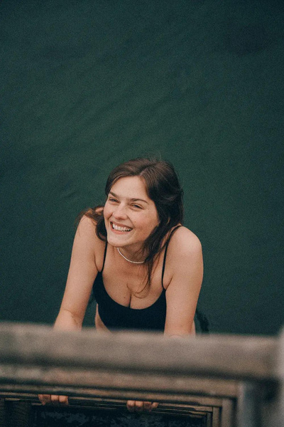 Маникюр с инициалами и платье Вивьен Вествуд: Эмбер Андерсон и Коннор Суинделлс сыграли одну из самых красивых свадеб этого года