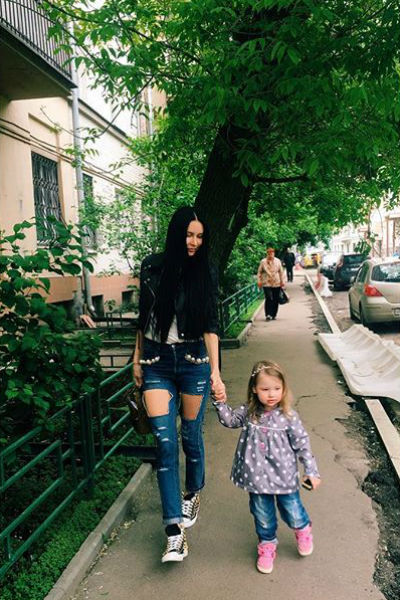 Элина любит гулять с дочкой Сашей