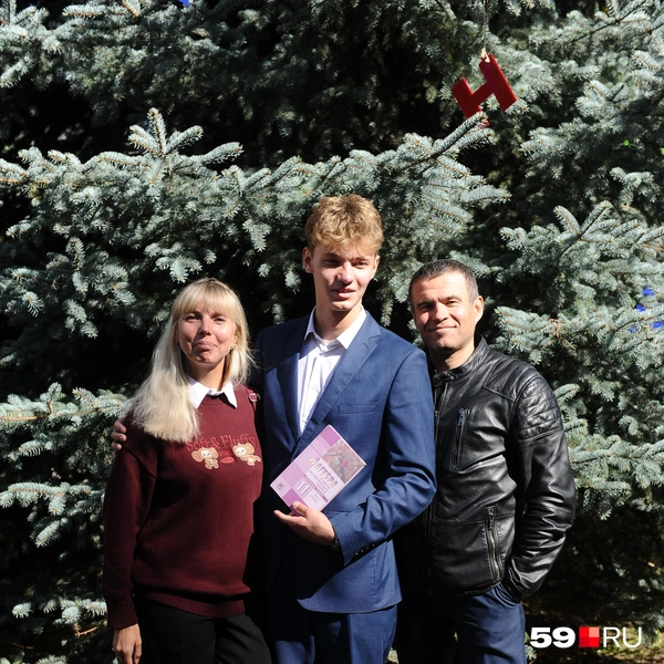 Сын уже вырос выше своих родителей | Источник: Ирина Тропина / 59.RU