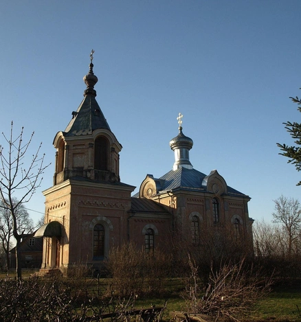 Кадр из четвертого сезона сериала и Никольская церковь в селе Семелишкес | Источник: Juste, CC BY-SA 3.0, via Wikimedia Commons