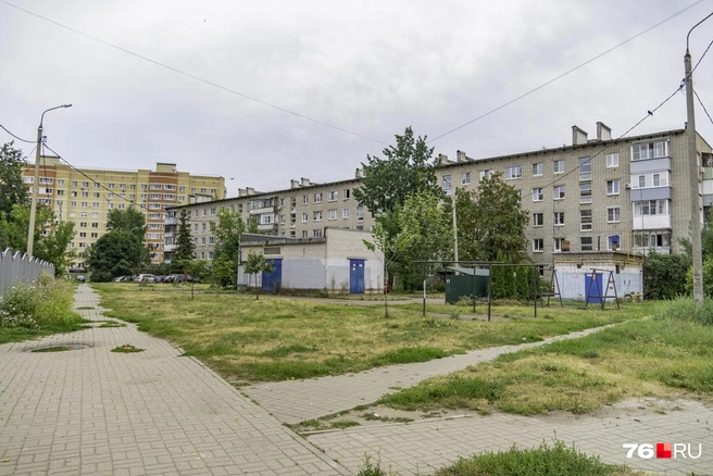 Вокруг улицы стоят обычные дома | Источник: Кирилл Поверинов / 76.RU