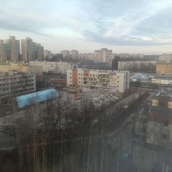 Общежитие учебного центра ВМФ рухнуло в Сосновом Бору во время сноса | Источник: BL Сосновый Бор