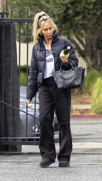 Модная мама: Тиш Сайрус примерила на себя главные тренды уходящего года | marieclaire.ru