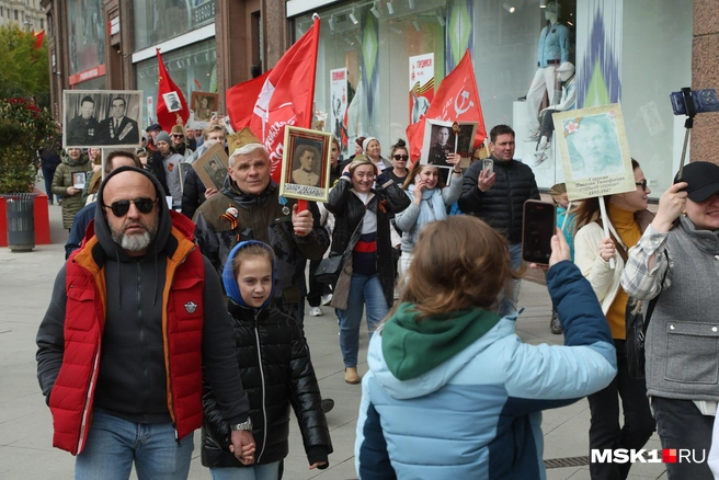 Разбились по кучкам и пели «День Победы». Сотни людей вышли в стихийный «Бессмертный полк» в центре Москвы | Источник: Дмитрий Толстошеев / MSK1.RU