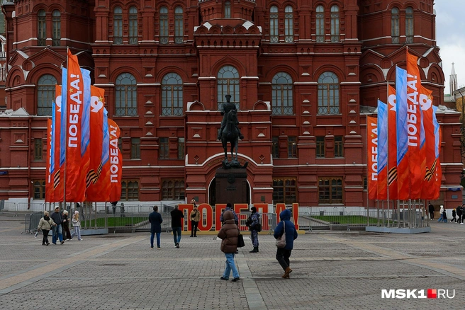Манежная площадь встречает туристов тематической композицией | Источник: Артем Устюжанин / MSK1.RU