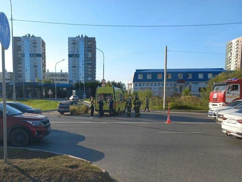 Раненого мотоциклиста пытались спасти в «скорой» | Источник: Олег Евграфов