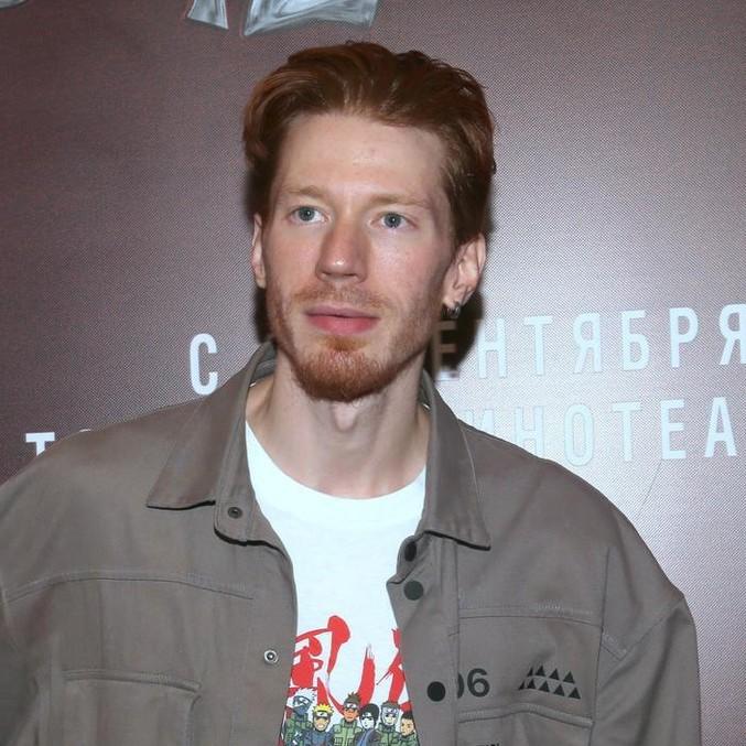 Предаются страсти в лифте и на кровати: в Сети появились откровенные кадры с Никитой Пресняковым и его новой девушкой