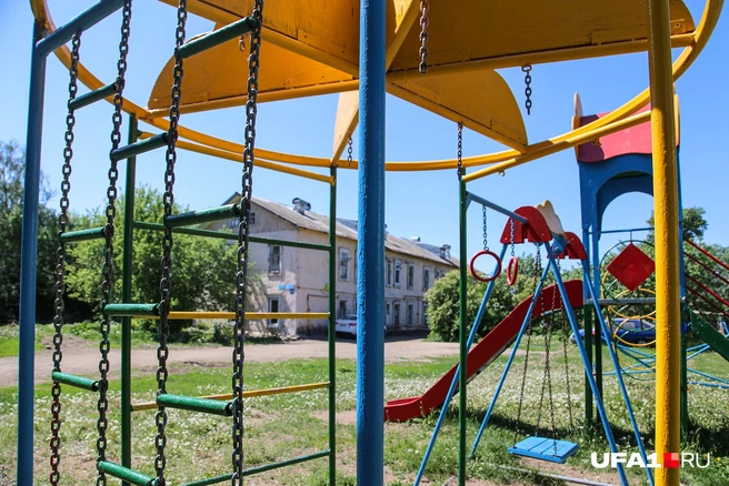 Эта площадка полностью сделана из металла — в жару к ней не притронуться