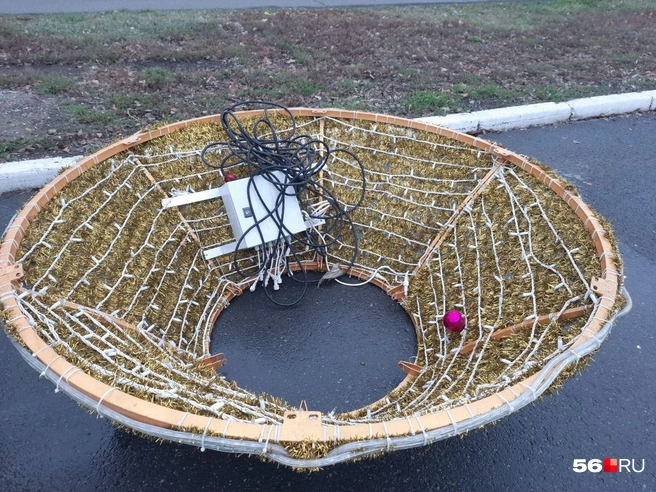 Часть декоративного воздушного шара, который тоже будет переливаться разными огоньками | Источник: Анастасия Баринова / 56.RU