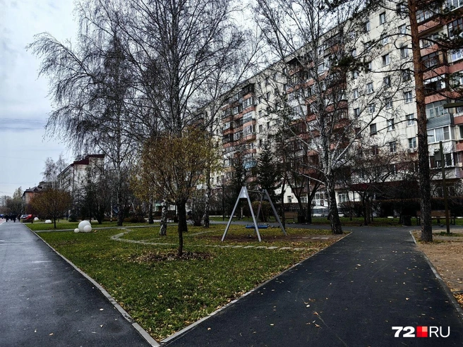 Совсем рядом сквер Советско-Болгарской дружбы. Его недавно привели в порядок | Источник: Павел Красоткин / 72.RU