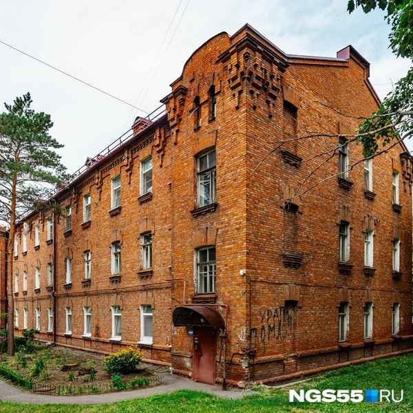 Здание располагается в центре города | Источник: Кирилл Башинский / NGS55.RU