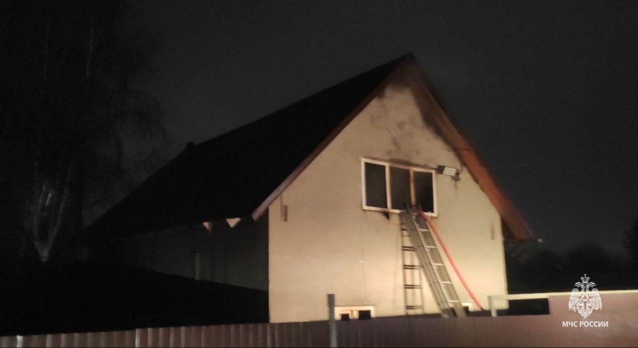 Следователи выясняют причину пожара в частном доме в Кировском районе Перми — там погибли мужчина и женщина 