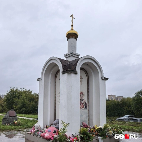 Памятная аллея заканчивается часовенкой, подножие которой усеяно игрушками | Источник: Вероника Свизева / 59.RU