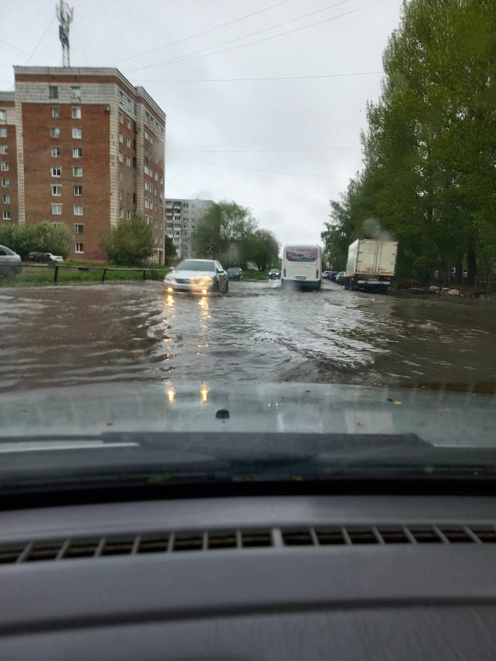 Омск утонул в лужах после ливня: подборка эпичных царь-луж - 20 мая 2024 -  НГС55.ру