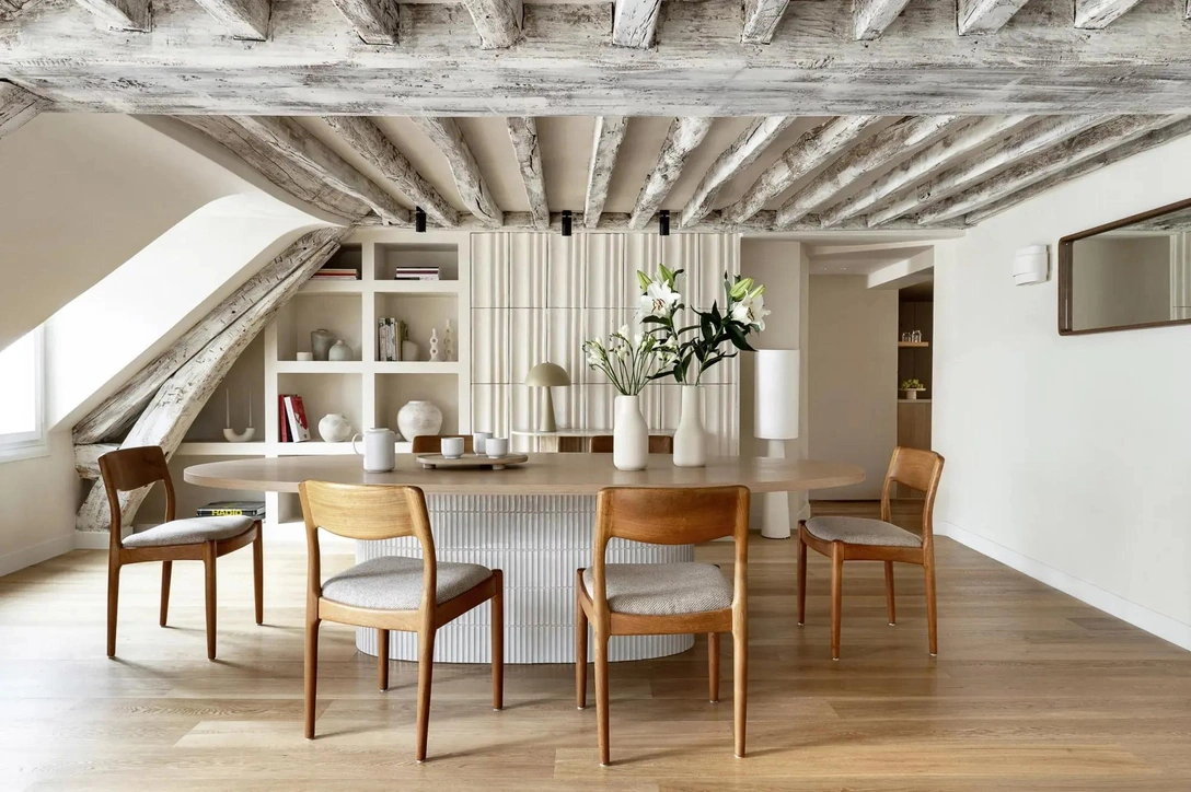 Белая плитка Yuki в основании стола, Raven. Вазы и подсвечники, H&M Home & Zara Home. Винтажные стулья, Jens-Juul Christensen для JK Denmark. Консоль из травертина, Talka. Лампа, Ferm Living. Вазы, поднос и чайный сервиз, Bolia. Торшер белый, HKliving. | Источник: Френчи Кристогатин