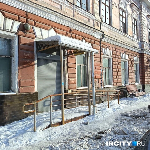 Та самая входная группа, которая в 2019-м стала предметом скандала. Раньше здесь были очень красивые деревянные двери | Источник: Ксения Власова / IRCITY.RU