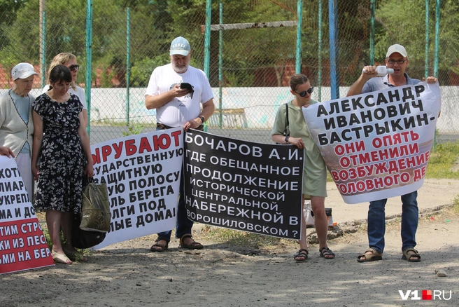 Как связаны требование набережной и обращение к Бастрыкину с просьбой вернуть грузовой порт, участники не пояснили | Источник: Константин Завриков / V1.RU