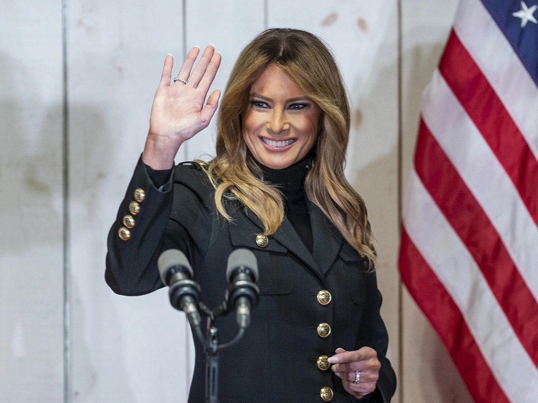 Мелания Трамп выступает на мероприятии Make America Great Again в ходе предвыборной кампании Whitewoods, 31 октября 2020 | marieclaire.ru