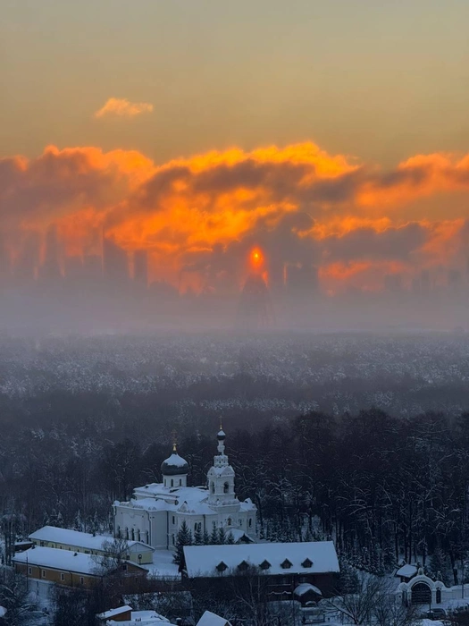 Несмотря на красоту, москвичи старались побыстрее передвигаться по городу. Ведь на улице уже −17 градусов | Источник: Мосфид • Новости Москвы / T.me