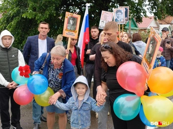 «Сегодня всей страной мы празднуем Победу. С портретами в руках и песней фронтовой» | Источник: Владислав Митрошин / 56.RU