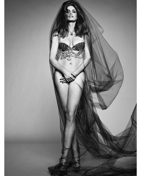 Синди Кроуфорд снялась без бикини для бразильского Vogue