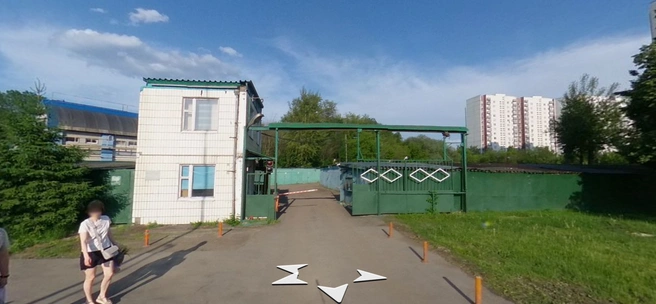 Въезд в гаражи на Дубнинской улице. Будка сторожа выглядит довольно необычно | Источник: Яндекс.Карты