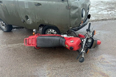 Сезон открыт: подросток на мотоцикле врезался в «буханку»