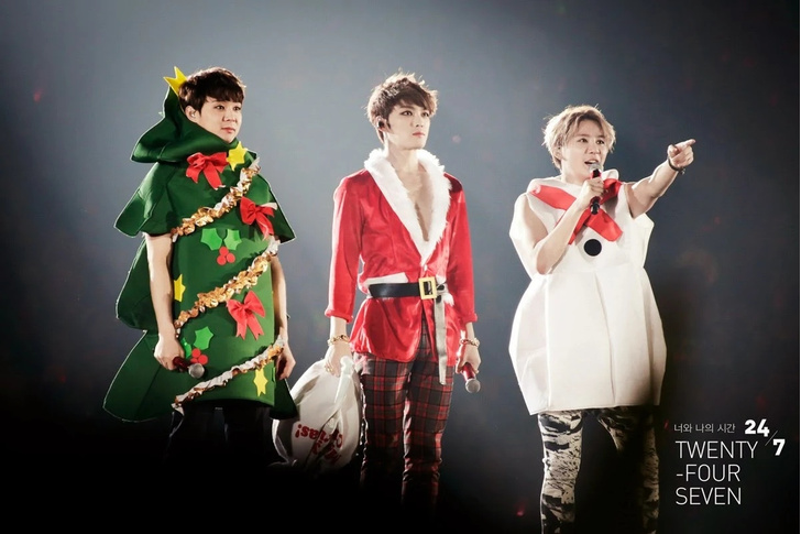 Фото №12 - Санта в шоке: Самые зажигательные рождественские наряды k-pop айдолов