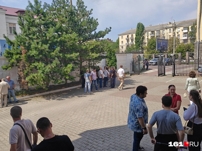 Все ждали, когда привезут обвиняемых | Источник: Сабина Бондарь / 161.RU
