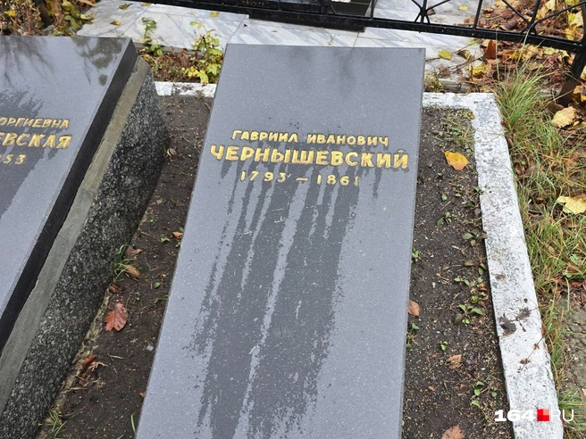 На могиле отца Чернышевского не указано, что он был с священником | Источник: Семен Коротов-Майбах / 164.RU