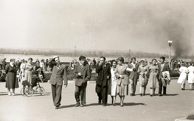 …а дети всё так же гоняют здесь на велосипедах | Источник: фотофонд Самарского областного государственного архива социально-политической истории