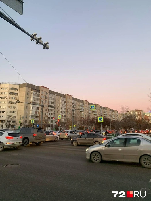 Такая пробка была на Холодильной | Источник: читательница 72.RU