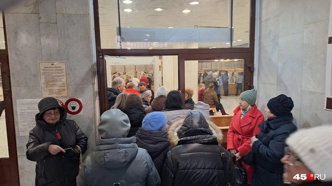 Очередь в филармонии перед началом концерта. На входе зрители показывают билеты | Источник: Александр Лисихин / 45.RU