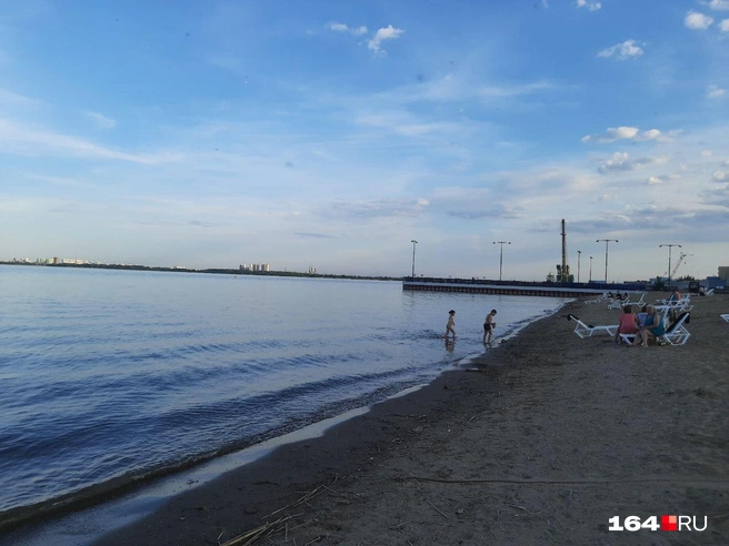 Люди купались еще до официального открытия | Источник: Сергей Гендин / 164.RU