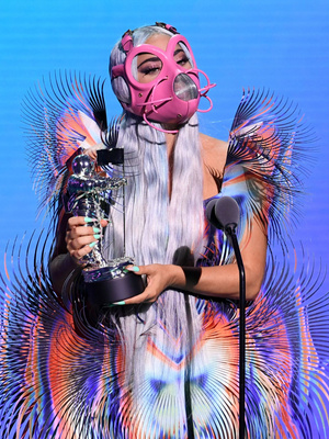 Фото №3 - Леди Гага в ярких масках, Майли Сайрус на шаре и дань уважения Чедвику Боузману: как прошла премия MTV VMA