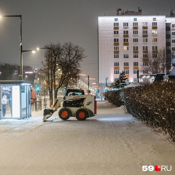 Так чистили улицу Ленина | Источник: Тимофей Калмаков / 59.RU