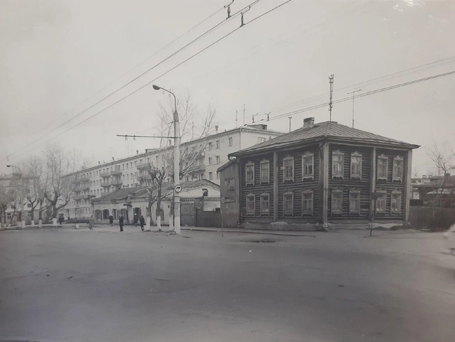 Вид на ул. Куйбышева на пересечении с ул. Кравченко в 1976 году | Источник: Комитет по делам архивов Курганской области / Vk.com