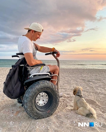 Илья вместе с любимым псом Мартином | Источник: Илья Комаров