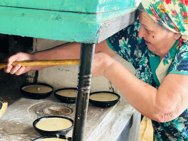 Выпечку готовят в настоящей русской печи  | Источник: «Проспект Культуры» / T.me