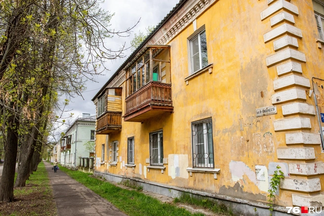 Окраина Пятерки усеяна двухэтажными домами | Источник: Кирилл Поверинов / 76.RU
