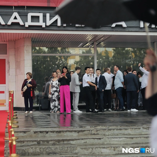 Пока девочки позировали на ковровой дорожке, мальчики прятались от дождя под козырьком  | Источник:  Алина Скитович / NGS.RU