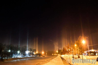 В Яровом наблюдали световые столбы в небе