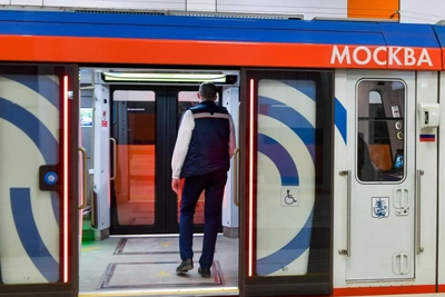 Сбой на Некрасовской линии метро из-за падения пенсионера