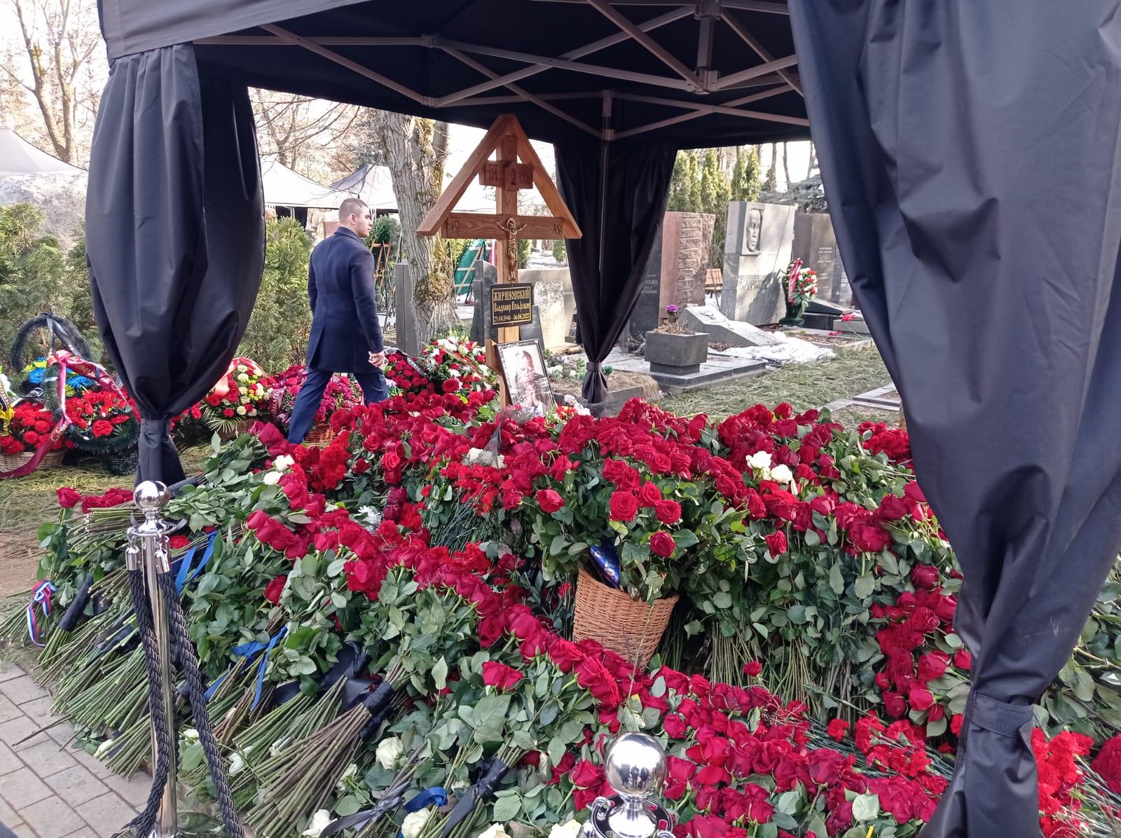 2 тысячи не пришли. Могила Жириновского на Новодевичьем кладбище. Могила Владимира Жириновского Троекуровское.