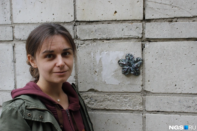 Александра Литская и цветок на стене банного комплекса в Академгородке | Источник: Стас Соколов / NGS.RU