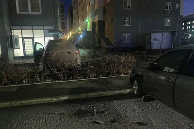 БМВ в Оренбурге сбил женщину и влетел в дом